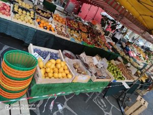 Banc de fruits et légumes @ Place du village